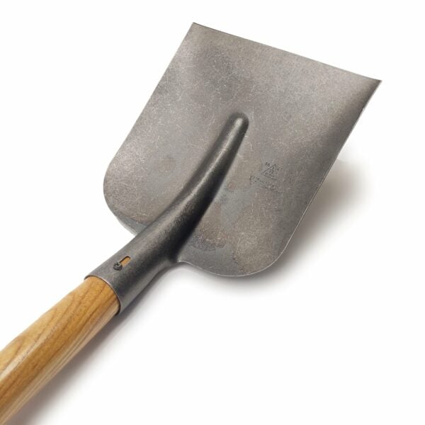 Spade med skaft af ask